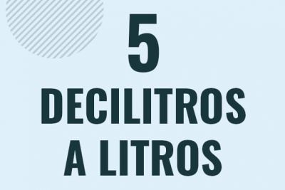 Profesor en pizarra explicando cuanto es 5 decilitros en litros o como pasar de 5 dl a l