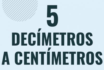 Profesor en pizarra explicando cuanto es 5 decimetros en centimetros o como pasar de 5 dm a cm