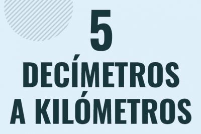 Profesor en pizarra explicando cuanto es 5 decimetros en kilometros o como pasar de 5 dm a km