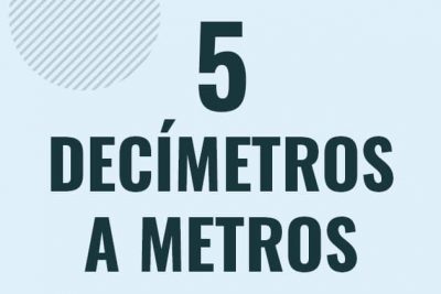 Profesor en pizarra explicando cuanto es 5 decimetros en metros o como pasar de 5 dm a m