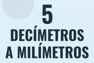 Profesor en pizarra explicando cuanto es 5 decimetros en milimetros o como pasar de 5 dm a mm