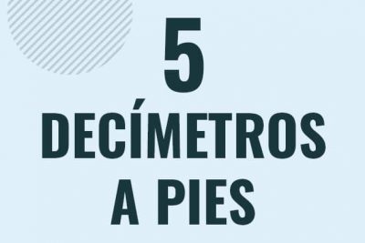 Profesor en pizarra explicando cuanto es 5 decimetros en pies o como pasar de 5 dm a ft