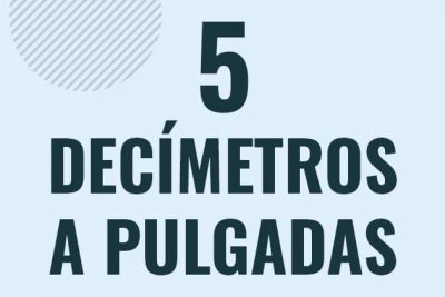 Profesor en pizarra explicando cuanto es 5 decimetros en pulgadas o como pasar de 5 dm a in