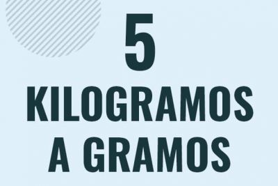 Profesor en pizarra explicando cuanto es 5 kilogramos en gramos o como pasar de 5 kg a g