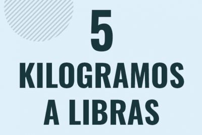 Profesor en pizarra explicando cuanto es 5 kilogramos en libras o como pasar de 5 kg a lb