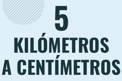 Profesor en pizarra explicando cuanto es 5 kilometros en centimetros o como pasar de 5 km a cm