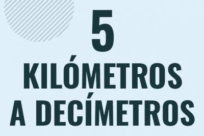 Profesor en pizarra explicando cuanto es 5 kilometros en decimetros o como pasar de 5 km a dm