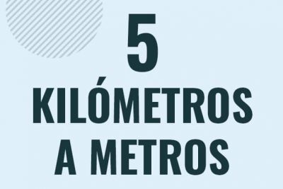 Profesor en pizarra explicando cuanto es 5 kilometros en metros o como pasar de 5 km a m