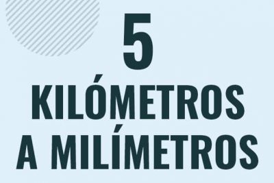Profesor en pizarra explicando cuanto es 5 kilometros en milimetros o como pasar de 5 km a mm