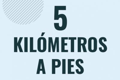 Profesor en pizarra explicando cuanto es 5 kilometros en pies o como pasar de 5 km a ft