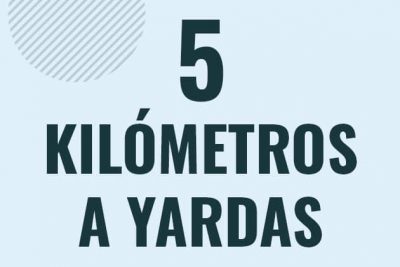 Profesor en pizarra explicando cuanto es 5 kilometros en yardas o como pasar de 5 km a yd