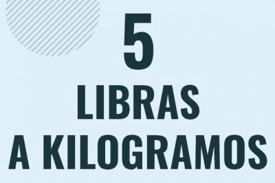 Profesor en pizarra explicando cuanto es 5 libras en kilogramos o como pasar de 5 lb a kg