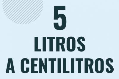 Profesor en pizarra explicando cuanto es 5 litros en centilitros o como pasar de 5 l a cl