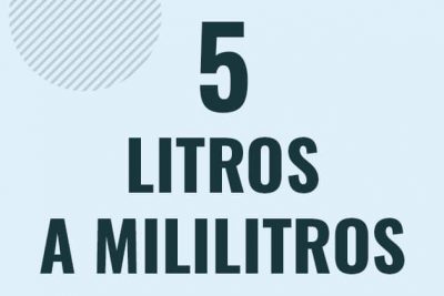 Profesor en pizarra explicando cuanto es 5 litros en mililitros o como pasar de 5 l a ml