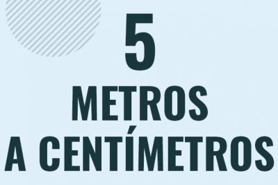 Profesor en pizarra explicando cuanto es 5 metros en centimetros o como pasar de 5 m a cm