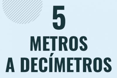 Profesor en pizarra explicando cuanto es 5 metros en decimetros o como pasar de 5 m a dm