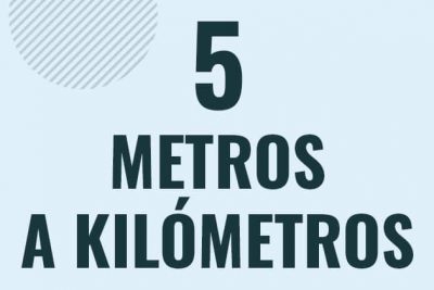 Profesor en pizarra explicando cuanto es 5 metros en kilometros o como pasar de 5 m a km
