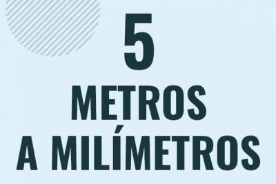 Profesor en pizarra explicando cuanto es 5 metros en milimetros o como pasar de 5 m a mm