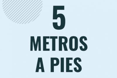 Profesor en pizarra explicando cuanto es 5 metros en pies o como pasar de 5 m a ft