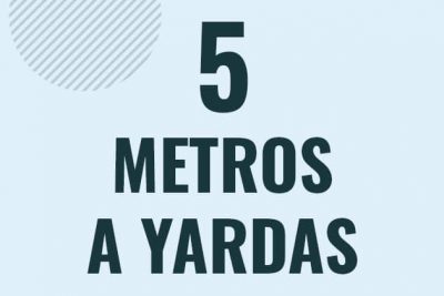 Profesor en pizarra explicando cuanto es 5 metros en yardas o como pasar de 5 m a yd