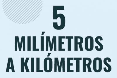 Profesor en pizarra explicando cuanto es 5 milimetros en kilometros o como pasar de 5 mm a km