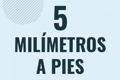 Profesor en pizarra explicando cuanto es 5 milimetros en pies o como pasar de 5 mm a ft