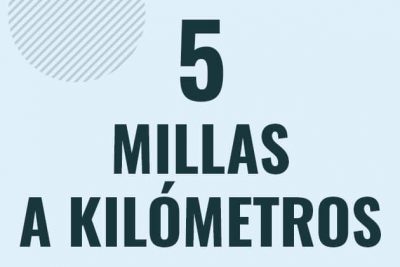 Profesor en pizarra explicando cuanto es 5 millas en kilometros o como pasar de 5 mi a km