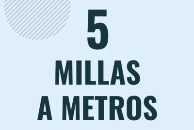 Profesor en pizarra explicando cuanto es 5 millas en metros o como pasar de 5 mi a m