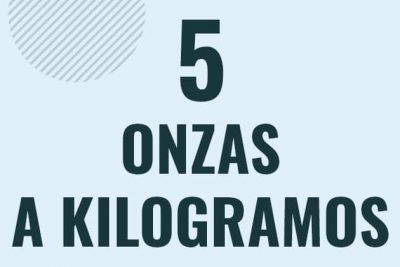 Profesor en pizarra explicando cuanto es 5 onzas en kilogramos o como pasar de 5 oz a kg