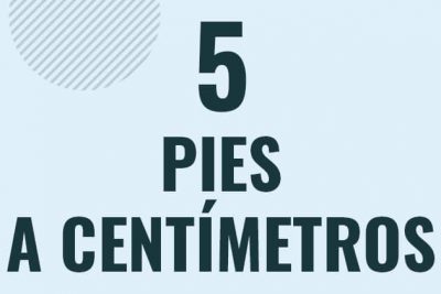 Profesor en pizarra explicando cuanto es 5 pies en centimetros o como pasar de 5 ft a cm