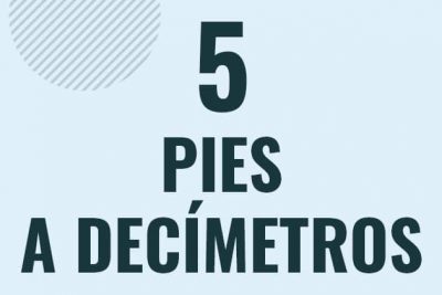 Profesor en pizarra explicando cuanto es 5 pies en decimetros o como pasar de 5 ft a dm