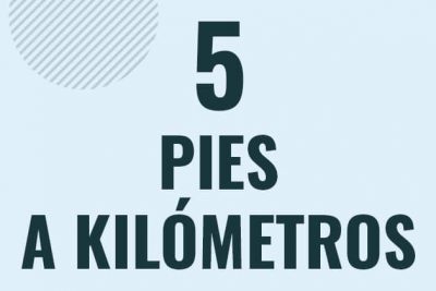 Profesor en pizarra explicando cuanto es 5 pies en kilometros o como pasar de 5 ft a km