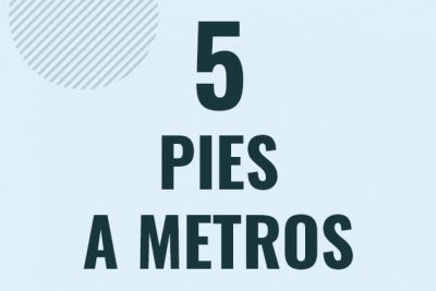 Profesor en pizarra explicando cuanto es 5 pies en metros o como pasar de 5 ft a m