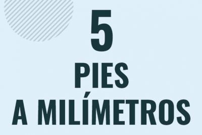 Profesor en pizarra explicando cuanto es 5 pies en milimetros o como pasar de 5 ft a mm