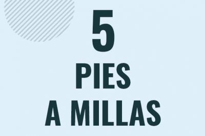 Profesor en pizarra explicando cuanto es 5 pies en millas o como pasar de 5 ft a mi