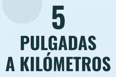 Profesor en pizarra explicando cuanto es 5 pulgadas en kilometros o como pasar de 5 in a km