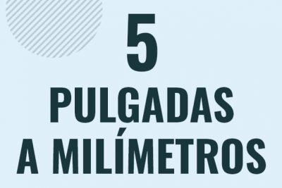 Profesor en pizarra explicando cuanto es 5 pulgadas en milimetros o como pasar de 5 in a mm