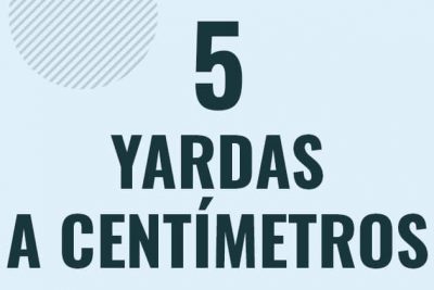 Profesor en pizarra explicando cuanto es 5 yardas en centimetros o como pasar de 5 yd a cm