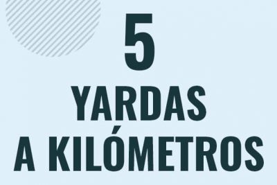 Profesor en pizarra explicando cuanto es 5 yardas en kilometros o como pasar de 5 yd a km