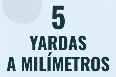 Profesor en pizarra explicando cuanto es 5 yardas en milimetros o como pasar de 5 yd a mm