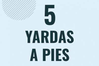 Profesor en pizarra explicando cuanto es 5 yardas en pies o como pasar de 5 yd a ft