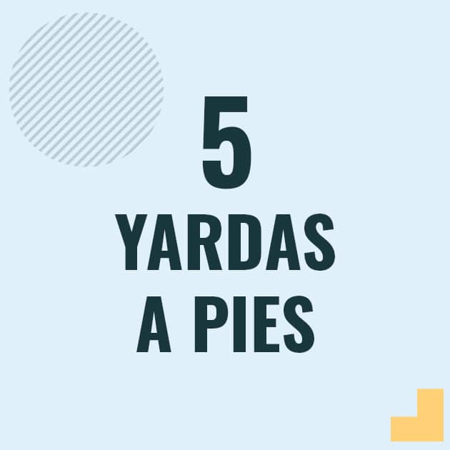 Profesor en pizarra explicando cuanto es 5 yardas en pies o como pasar de 5 yd a ft
