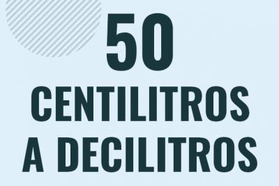 Profesor en pizarra explicando cuanto es 50 centilitros en decilitros o como pasar de 50 cl a dl