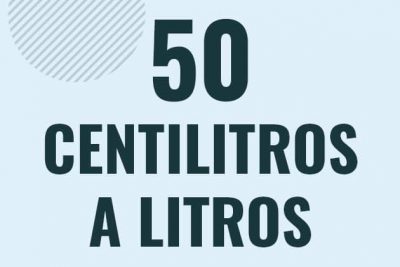 Profesor en pizarra explicando cuanto es 50 centilitros en litros o como pasar de 50 cl a l