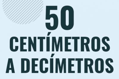 Profesor en pizarra explicando cuanto es 50 centimetros en decimetros o como pasar de 50 cm a dm