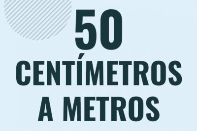 Profesor en pizarra explicando cuanto es 50 centimetros en metros o como pasar de 50 cm a m