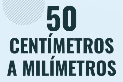 Profesor en pizarra explicando cuanto es 50 centimetros en milimetros o como pasar de 50 cm a mm