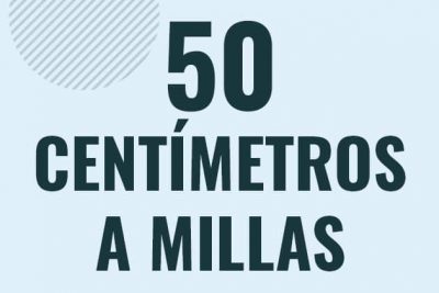 Profesor en pizarra explicando cuanto es 50 centimetros en millas o como pasar de 50 cm a mi
