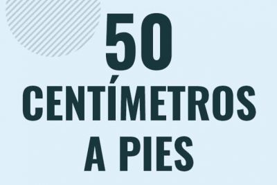 Profesor en pizarra explicando cuanto es 50 centimetros en pies o como pasar de 50 cm a ft