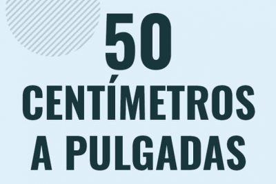 Profesor en pizarra explicando cuanto es 50 centimetros en pulgadas o como pasar de 50 cm a in